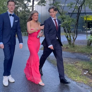 Balklänning!! - Drömig balklänning!! Snyggare går inte att hitta😍väldigt unik❤️🥰på bilden är den knytten så den är bandå❤️