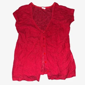 Röd blus❤️ - En söt röd blus med blommigt mönster och knappar❤️ Perfekt till sommaren eller våren. Köpt på secondhand!