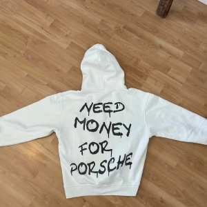 Need money for Porsche  - Säljer en riktigt härlig vit hoodie med texten ”need money for Porsche” på ryggen. Hör av er vid frågor