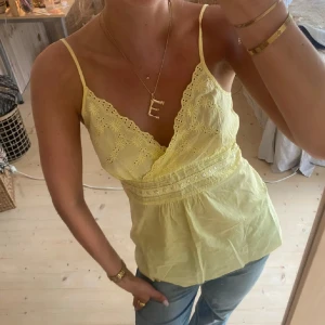 Gul ärmlös topp med spetsdetaljer - Säljer en söt gul topp köpt på Plick men aldrig använd ! Köptes för 300kr ❣️den är väldigt luftig och perfekt för sommaren ❤️