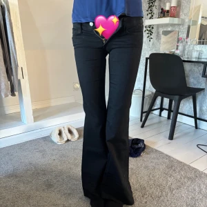 Svarta bootcut jeans från Cheap Monday - Säljer dessa oanvända populära cheap monday jeans som min syrra köpte fel storlek. Helt slut i storlek på hemsidan. 🙏🏽💖