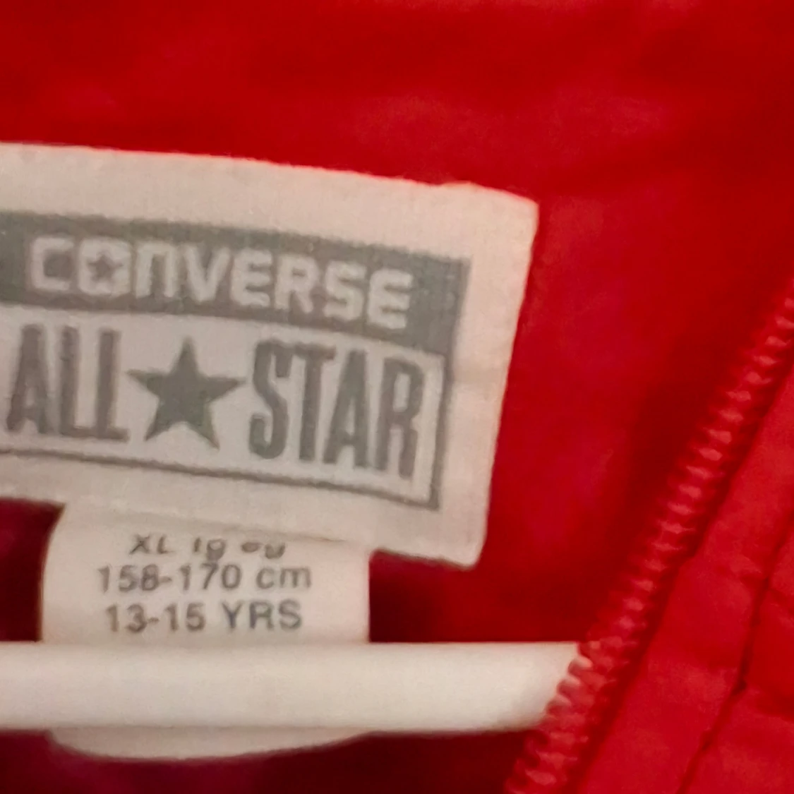 156-170 cm 13-15 år Röd och svart jacka, Converse - 2