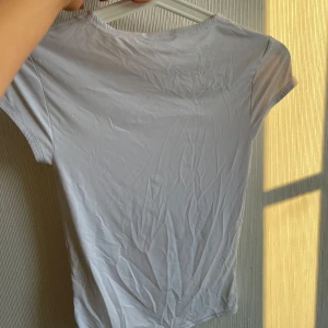 Vit tshirt - Snygg tajt tshirt från zara, i ”glansigt” material.