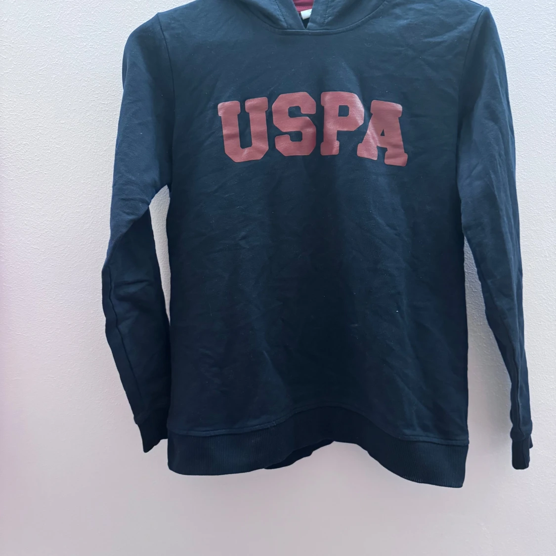 Mörkblå hoodie med USPA-tryck