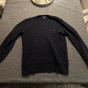 Ralph Lauren stickad sweatshirt - Ralph lauren kabelstickad i barnstorlek xl vilket motsvarar xs-s, passar perfekt om man är 165cm-175cm lång. Inga defekter eller hål. Nypris: 2299kr, mitt pris 799kr 😃