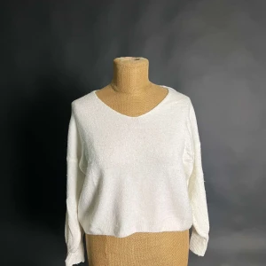 Vit tröja från Chelsea Girls - Säljer en stilren vit tröja från Chelsea Girls. Tröjan har en enkel design med långa ärmar och en rund halsringning. Perfekt för en avslappnad look.