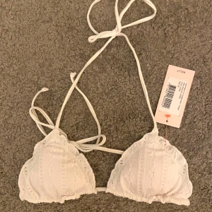 Bikiniöverdel  - Fin triangel bikini med ”broderat” mönster från Nelly. Säljer då den inte passade mig i storleken. Endast testad en gång och lappen sitter kvar!  Fler bilder finns om man vill ha🥰 Pris kan alltid diskuteras!🙂
