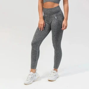 Grå scrunch leggings från Y3 Apparel - Snygga gråa scrunch leggings från V3 Apparel med ett orginalpris på 600kr. Perfekta för träning eller en avslappnad dag. De har en hög midja och ett diskret mönster som ger en stilren look.