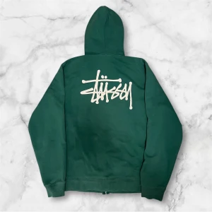 Stussy Hoodie - Stussy zip up hoodie i fint skick fins ett litet crack i printet där bak. Säljs då den är för stor för mig🙂