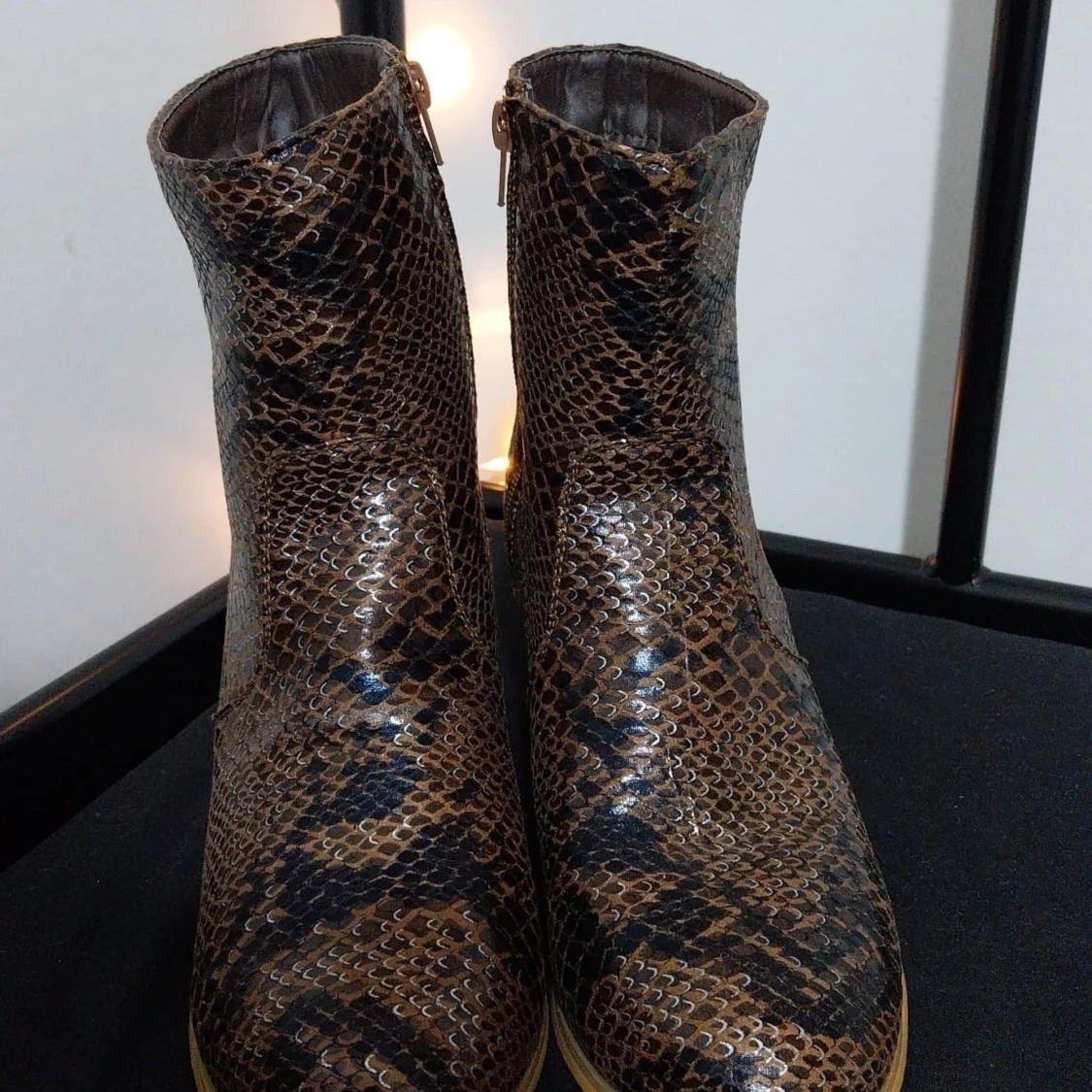 Bruna boots med ormmönster - 2