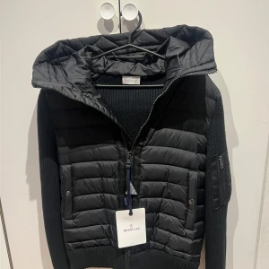Moncler cardigan - Snygg svart  Moncler cardigan. Jackan är helt ny och inte använd alls. Försöker få såld på den snabbt, jackan är perfekt för sommarkvällar och för kyligare väder. Hör av vid frågor eller likande !