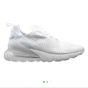 Vita Nike Air Max sneakers - Snygga och stilrena vita Nike Air Max sneakers med en luftig design och synlig luftdämpning i hälen. Perfekta för en sportig look med komfort i fokus. Diskret Nike-logga på sidan och snörning för bästa passform.