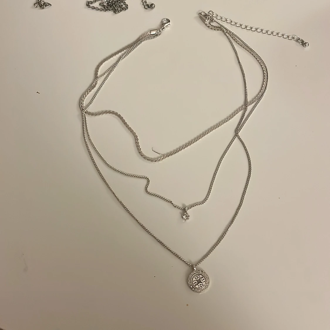 Silverfärgat halsband med tre hängen