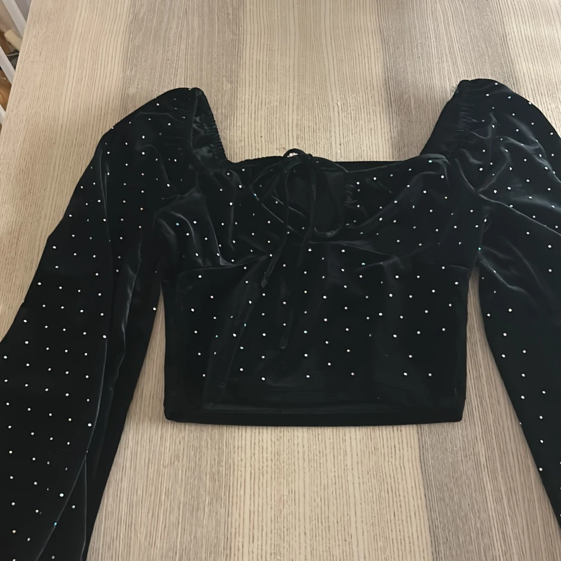 Svart sammetstopp med glittriga detaljer från Bershka