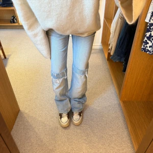 Low waist bootcut jeans  - Low waist bootcut jeans från Lee - supercoola slitningar och perfekt färg! Storlek 31x34 (det är långa på mig som är 169 cm) 🩷 