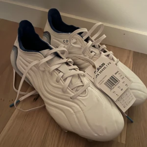 Vita Adidas Copa Sense.1 FG fotbollsskor - Snygga vita Adidas Copa Sense.1 FG. Skorna har använts i ca 4 fotbollsträningar så lite smått smuts men annars ser de nästan sprillans nya ut