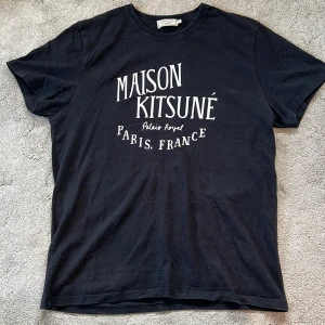 Svart t-shirt från Maison Kitsuné - Skick: 9,5/10, nästan helt ny - Storlek: L
