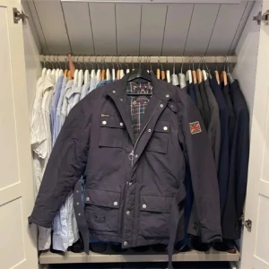 Mörkblå jacka från Morris - Säljer en tvärfet jacka från Morris med Brittisk flagga på ärmen. Jackan är i väldigt bra skick. Medföljer ett skärp man kan ha runt magen som ger jackan en mer elegant look. Byten kan vara intressant!