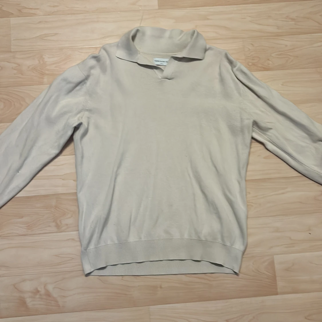 Beige pikétröja från These Glory Days