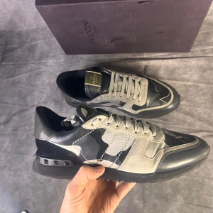Valetino rockrunners sneaker  - Mycket fint skick, size 44 | inget og medföljer | fraktas spårbart inom 24 timmar med PostNord eller instabox 