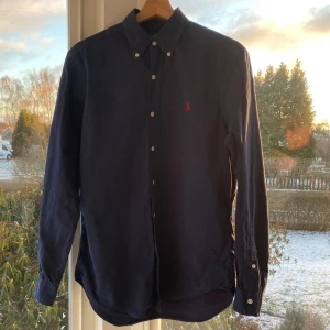 Ralph Lauren skjorta - Fin skjorta från Ralph Lauren. Välanvänd men bra skick. Storlek S. Nypris runt 1900kr, mitt pris 499k ej hugget i sten! Hör av dig vid funderingar eller fler bilder🙌