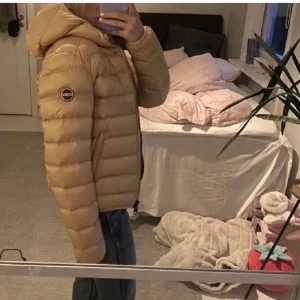 Beige colmar jacka  - En snygg dunjacka från colmar som är i nyskick för den är knappt använd. Storlek XS/S