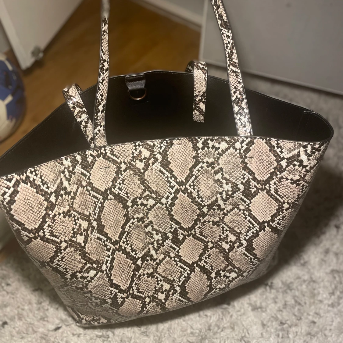 Ormmönstrad shoppingväska