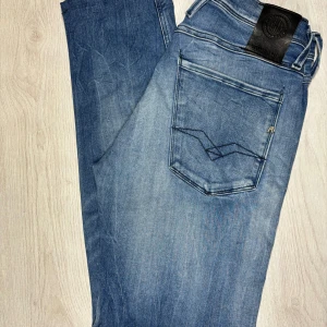 Replay jeans anbass - Säljer dessa snygga replay jeans. W27 L32 men är som L30 för dom avklippta och upsyda. Bra skick dom är som nya. Fraktas inom 48 timmar
