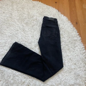Låg midjade jeans  - Jättefina lågmidjade bootcut jeans, de är använda men i bra skick 💗
