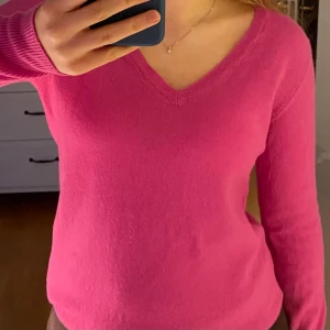 Rosa ulltröja från Stile Benetton - Så snygg rosa finstickad tröja från Stile Benetton i 100% merinoull💗