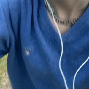 Blå gant tröja med v-ringning - Säljer en snygg gant tröja med v-ringning. Perfekt för en avslappnad stil och kan matchas med olika outfits. Tröjan har långa ärmar och en bekväm passform.