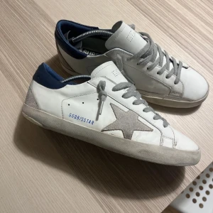 Golden goose sneakers -  sneakers av Märket golden goose väldigt snygga i bra skick box och dustbag medföljer Storleken är 41 men passar mer som 42 Priset är ej hugget i sten skriv om ni undrar något