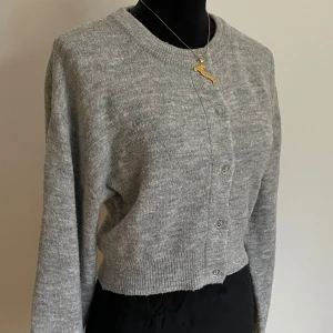 Stickad kofta - Varm och skön kofta som inte kommer till användning, den har används få gånger men inga tydliga tecken på använding! Passar XS och S! 🩷