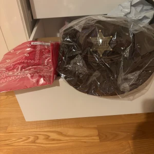 Brun cowboyhatt med sheriffmärke - Snygg brun cowboyhatt med ett coolt sheriffmärke framtill. Perfekt för att ge en autentisk cowboy-look. Hatten är förpackad i plast och redo för användning. Även den röda tillkommer 🤩 Helt oanvänt 