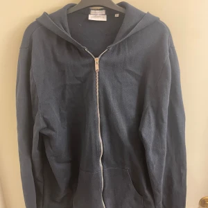 Mörkblå sip-up - Mörkblå sip-up från Lindbergh i storlek L man modell.