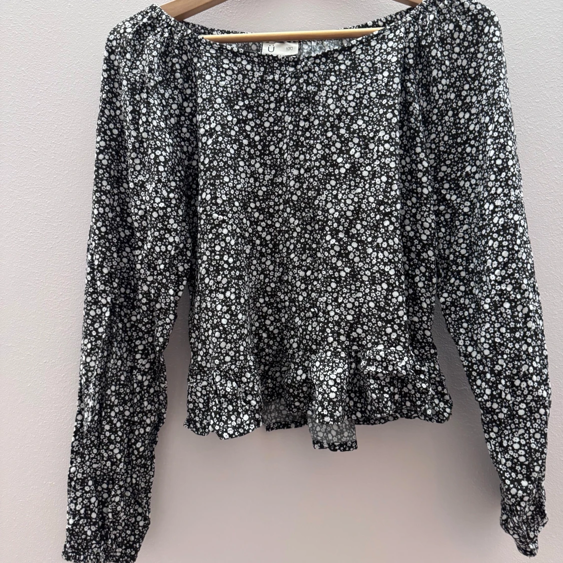 Svart blommig blus med volang