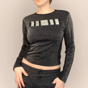 Glittrig 2000s topp - Säljer denna unika topp från ONLY 2000s! Den glittrar så fint och har även paljetter på framsidan och svarta patches som bryter av under armarna! Jag på bilden har strl 36 på överdelar och är 170cm lång. Klicka på köp nu! <33