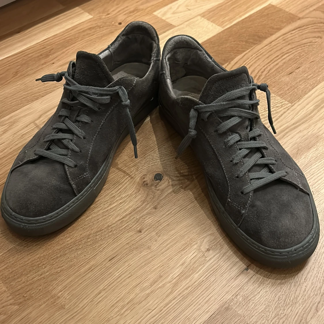 Grå sneakers i mocka - 1