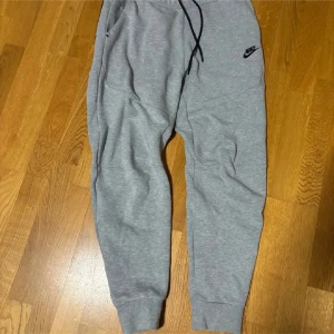Nike tech fleece byxor - Säljer ett par grå Nike tech fleece byxor i storlek M. Endast byxorna ingen tröja! Pris kan diskuteras vid snabb affär 🤗