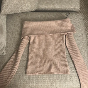 Beige ribbad offshoulder tröja från H&M - Säljer en snygg gammel rosa ribbad offshoulder tröja från H&M. Tröjan har långa ärmar och en bred krage som ger en stilren look. Perfekt för en trendig outfit. Hör av dig vid intresse!