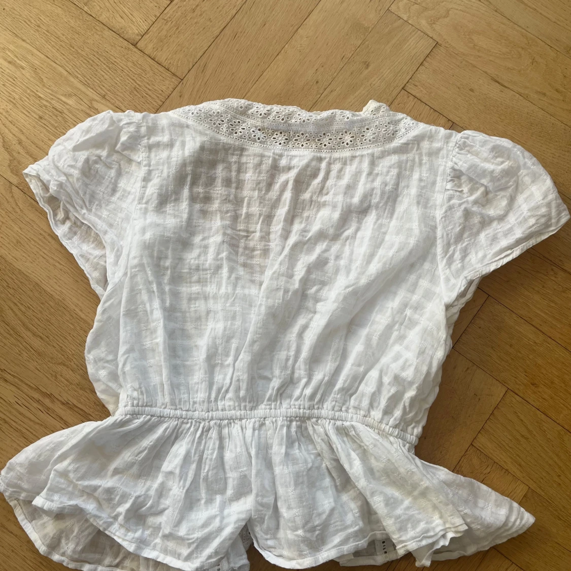 Vit blus med spetsdetaljer - 3