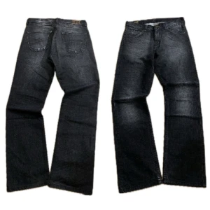 Blå flared jeans från Lee - Snygga blå jeansbyxor från Lee med klassisk femficksdesign. Byxorna har en flared passform och är tillverkade i slitstarkt denim. Perfekta för en avslappnad stil. W30. Står inget i byxorna men jag har waist 30 och de passar mig bra!