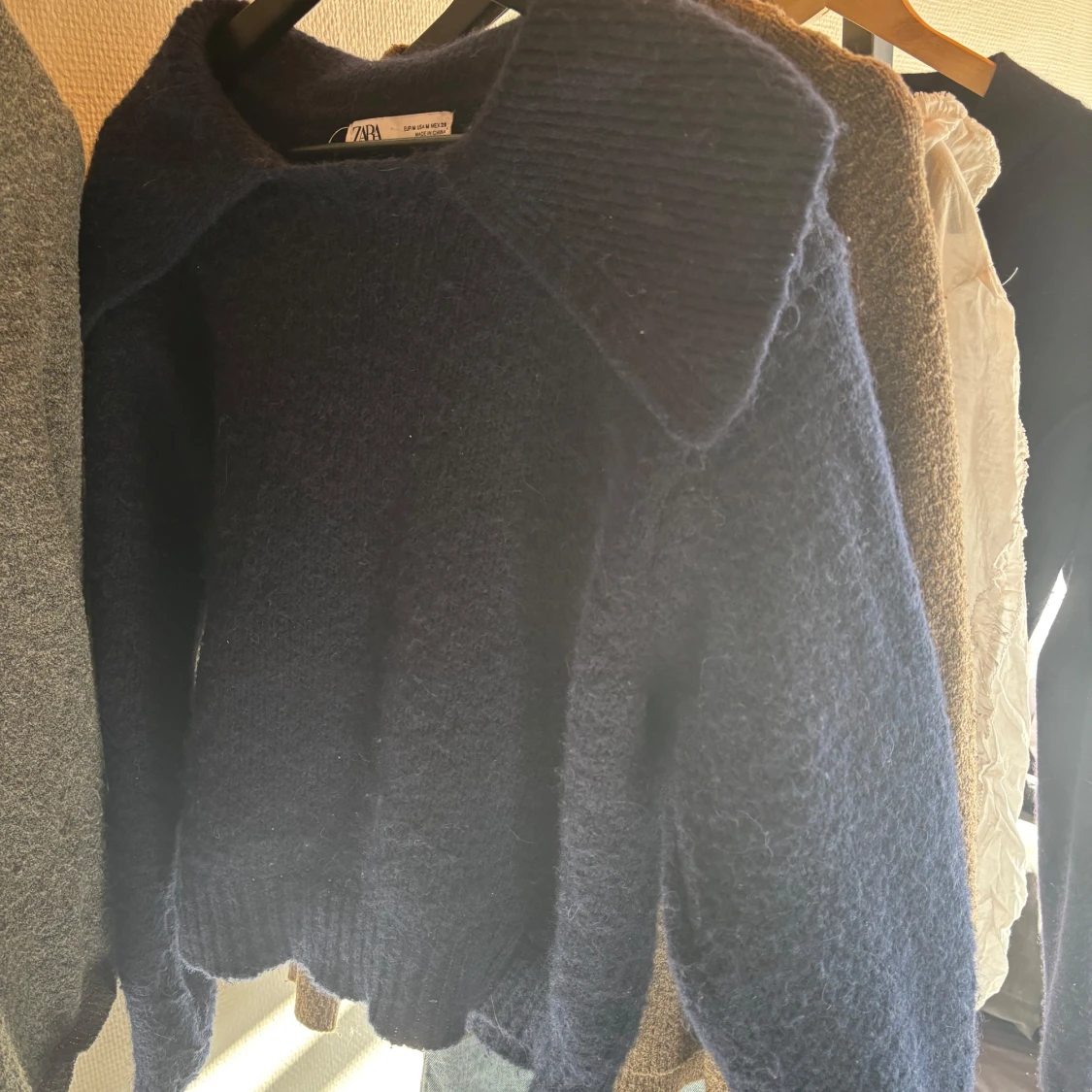 Mörkblå stickad tröja från Zara - 1