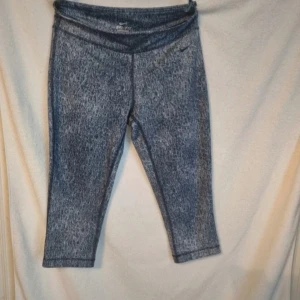 Träningsthights - Blå 3/4 träningstights i storlek M från Nike. Mycket bra skick, använd fåtal gånger.