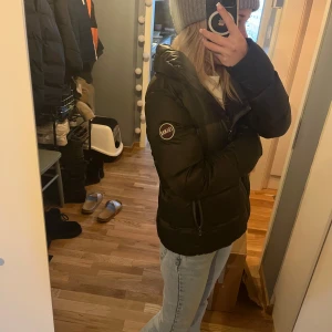 Mörk grön colmar jacka  - Säljer en oliv grön vinter jacka  från colmar med dragkedja och lång ärm. Jackan har en pufferdesign som ger en skön och varm känsla. Perfekt för kyliga dagar!