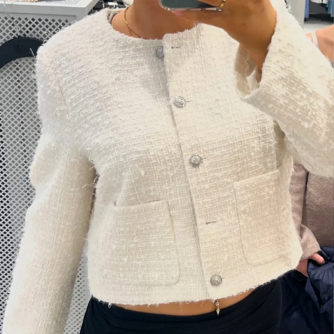 Vit bouclékoftq med knappar