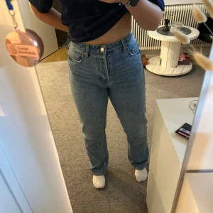 Blå jeans med hög midja - Säljer ett par blå jeans med hög midja och rak passform. Endast testade men finns ingen prislapp kvar💗 Nypris 299kr