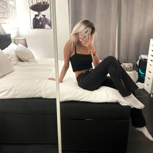 Svarta utsvängda jeans  - Svarta utsbängda jeans. Perfekt för en trendig look. Passar bra till både jeans och kjol.