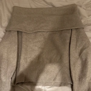 Stickad tröja - Ljus brun stickad off the shoulder tröja från h&m som är lite nopprig