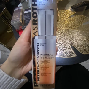 Peter Thomas Roth Potent-C Power Serum - Potent-C Power Serum från Peter Thomas Roth med 20% C-vitamin, 3% E-vitamin och 2% ferulinsyra. Förpackningen är elegant och modern, perfekt för att ge huden en boost av lyster och jämnare ton.